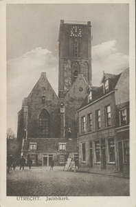 865033 Gezicht op een gedeelte van de westgevel van de Jacobikerk (Jacobskerkhof) te Utrecht, vanuit de Waterstraat. Op ...